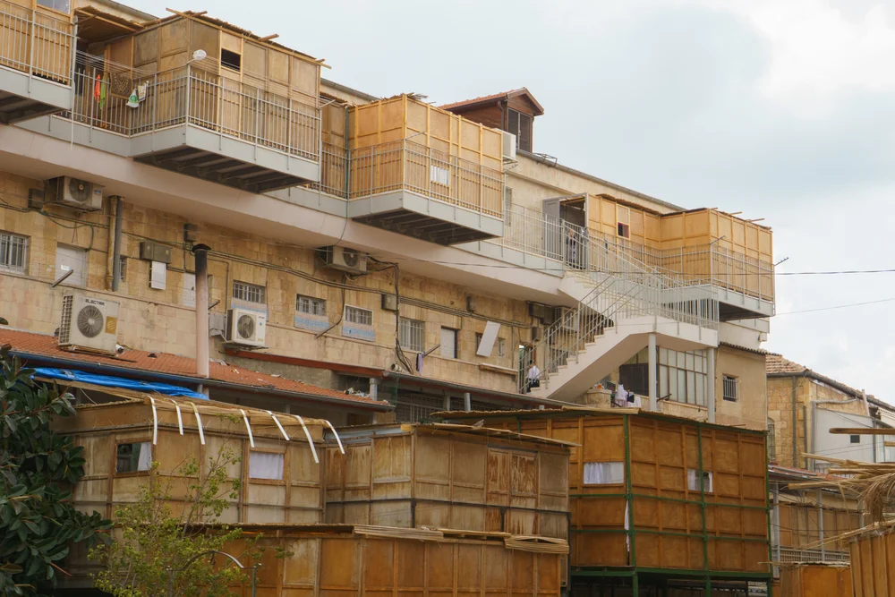 האם מותר לשבת בסוכה בשמחת תורה? מותר לשבת בסוכה בשמיני עצרת? האם מותר לשבת בסוכה בשמחת תורה? מותר לשבת בסוכה בשמיני עצרת?