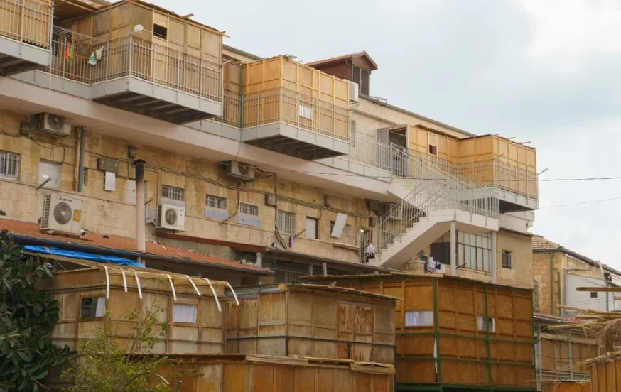 האם מותר לשבת בסוכה בשמחת תורה? מותר לשבת בסוכה בשמיני עצרת? האם מותר לשבת בסוכה בשמחת תורה? מותר לשבת בסוכה בשמיני עצרת?