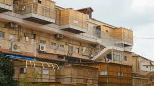 האם מותר לשבת בסוכה בשמחת תורה או בשמיני עצרת?