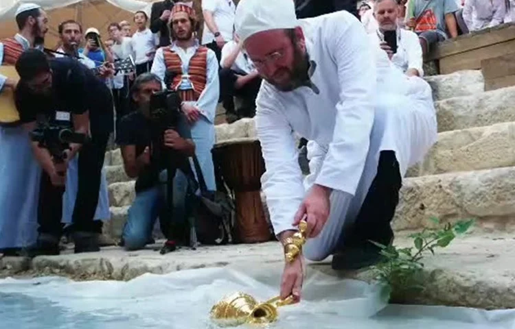 מתכוננים לבית המקדש: תרגול ניסוך המים עם רבה של ירושלים מתכוננים לבית המקדש: תרגול ניסוך המים עם רבה של ירושלים