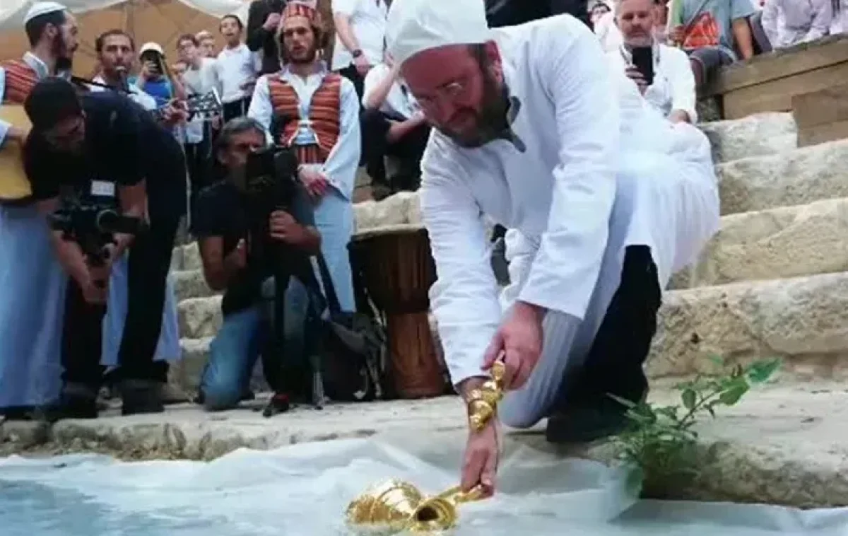 מתכוננים לבית המקדש: תרגול ניסוך המים עם רבה של ירושלים מתכוננים לבית המקדש: תרגול ניסוך המים עם רבה של ירושלים