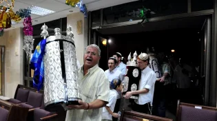 האם מניחים תפילין בשמיני עצרת?