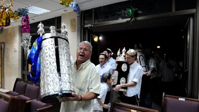 האם מניחים תפילין בשמיני עצרת?