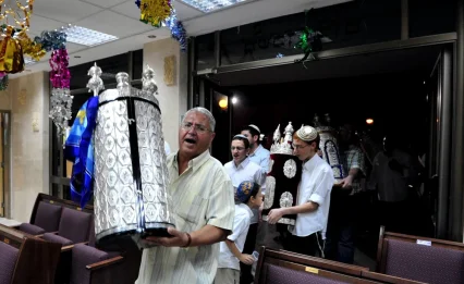 האם מניחים תפילין בשמיני עצרת?