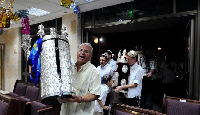האם מניחים תפילין בשמיני עצרת?