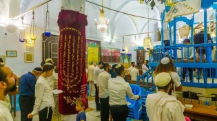 האם מניחים תפילין בערב שמחת תורה?