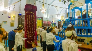 האם מניחים תפילין בערב שמחת תורה?