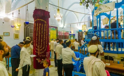 האם מניחים תפילין בערב שמחת תורה?