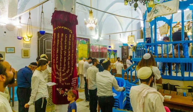 האם מניחים תפילין בערב שמחת תורה?