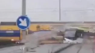 תיעוד מפחיד שנגמר בנס: הרכבת חצתה את האוטובוס