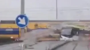 תיעוד מפחיד שנגמר בנס: הרכבת חצתה את האוטובוס