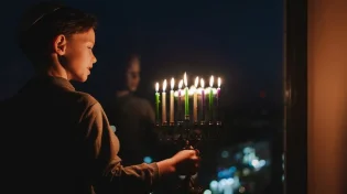 איך מדליקים חנוכיה מימין לשמאל או משמאל לימין?