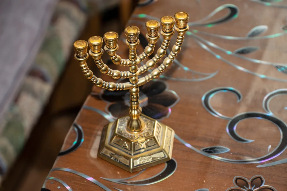 מה מדליקים קודם נרות שבת או חנוכיה? מה קודם נרות חנוכה לשבת