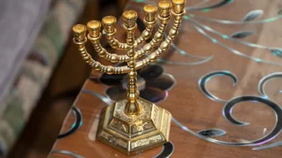 מה מדליקים קודם נרות שבת או חנוכיה?