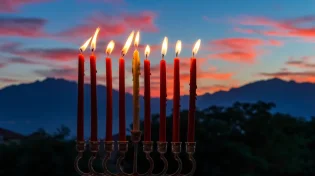 מה מדליקים קודם בחנוכה?
