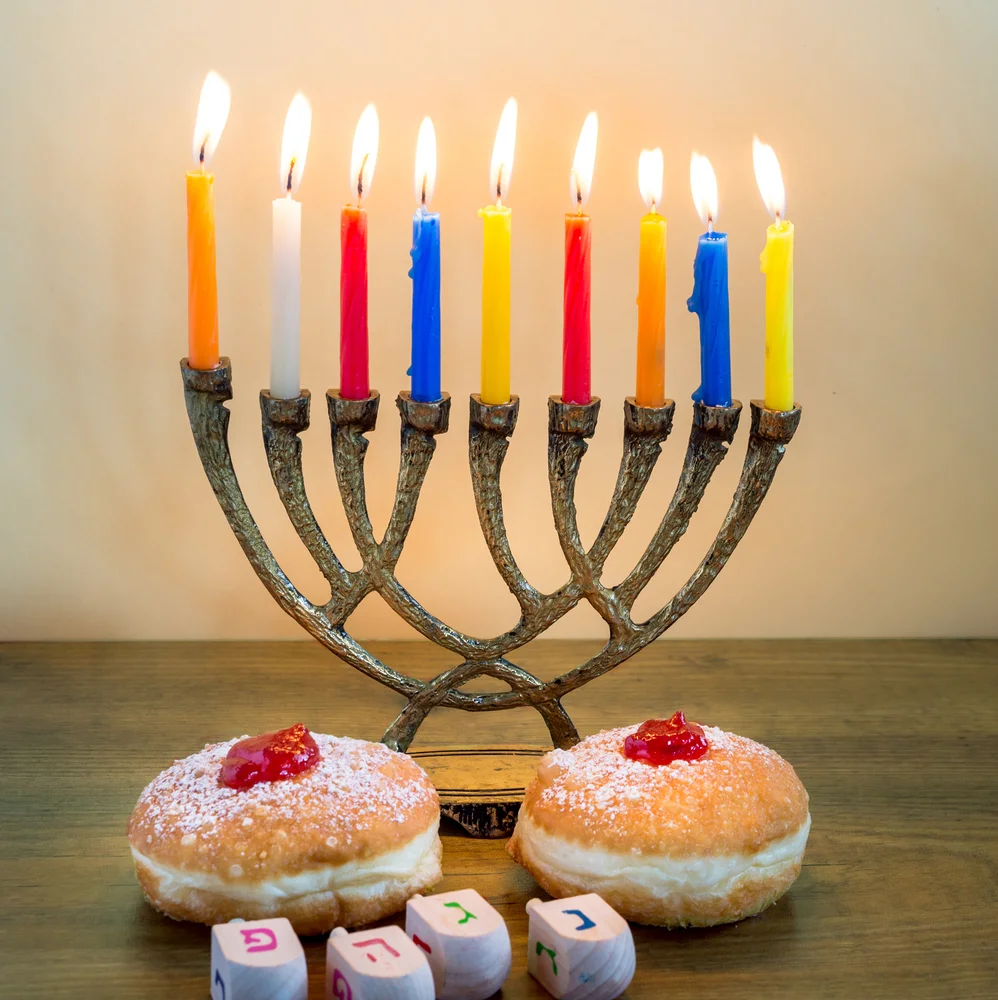 האם חנוכה זה חג דתי? האם חנוכה הוא יום טוב?