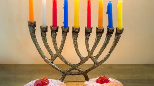 האם חנוכה זה חג דתי?