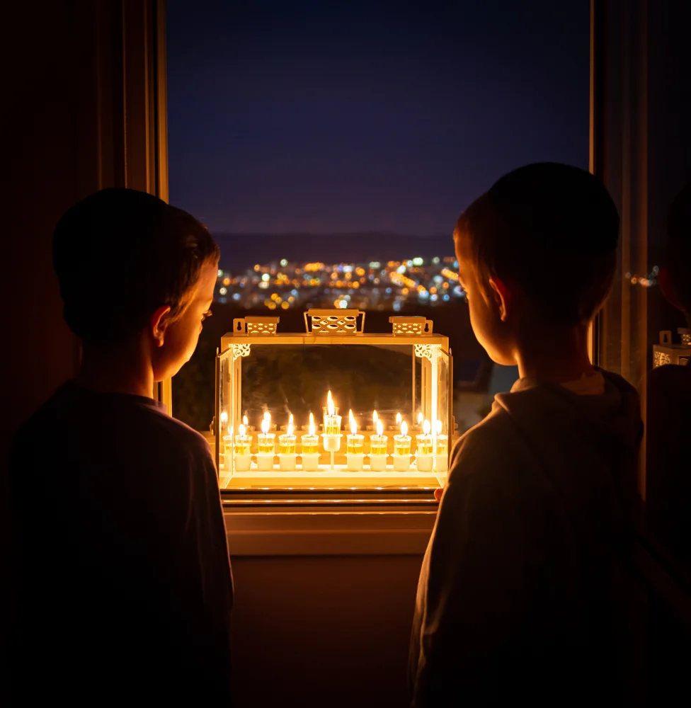 נרות חנוכה מאיזה צד מדליקים? איך מדליקים נרות חנוכה מאיזה צד