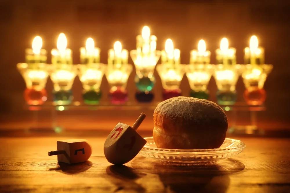 האם מותר להדליק נרות חנוכה לפני השקיעה? הדלקת נרות לפני הזמן האם מותר להדליק נרות חנוכה לפני השקיעה? הדלקת נרות לפני הזמן