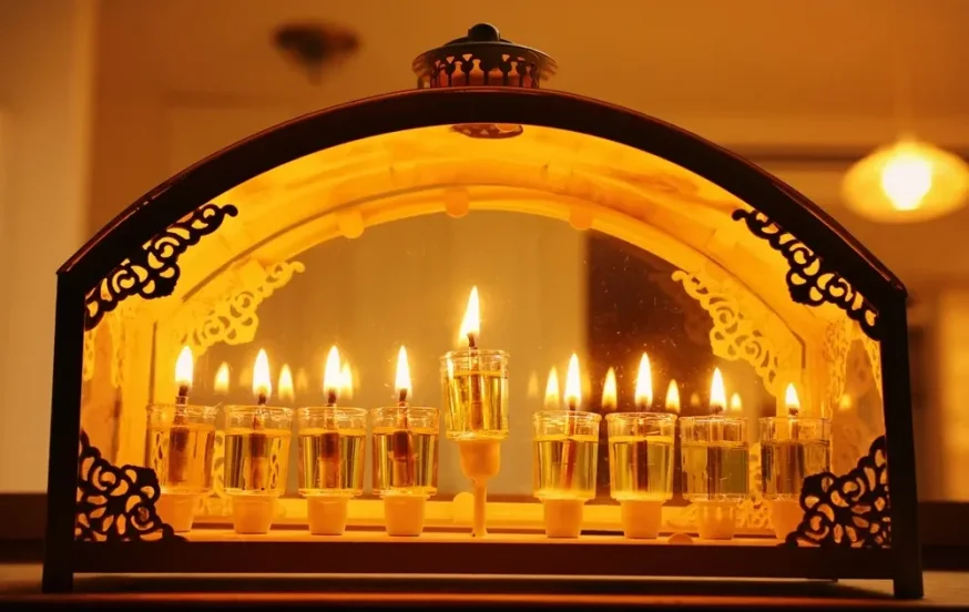 מה אסור לעשות לאור נרות חנוכה? מדוע אסור להשתמש בנרות חנוכה מה אסור לעשות לאור נרות חנוכה? מדוע אסור להשתמש בנרות חנוכה