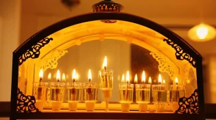 מה אסור לעשות לאור נרות חנוכה?