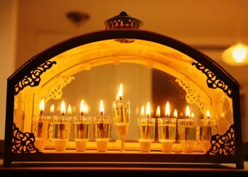 מה אסור לעשות לאור נרות חנוכה? מדוע אסור להשתמש בנרות חנוכה