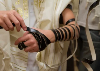 האם מניחים תפילין בחנוכה? הנחת תפילין בחנוכה