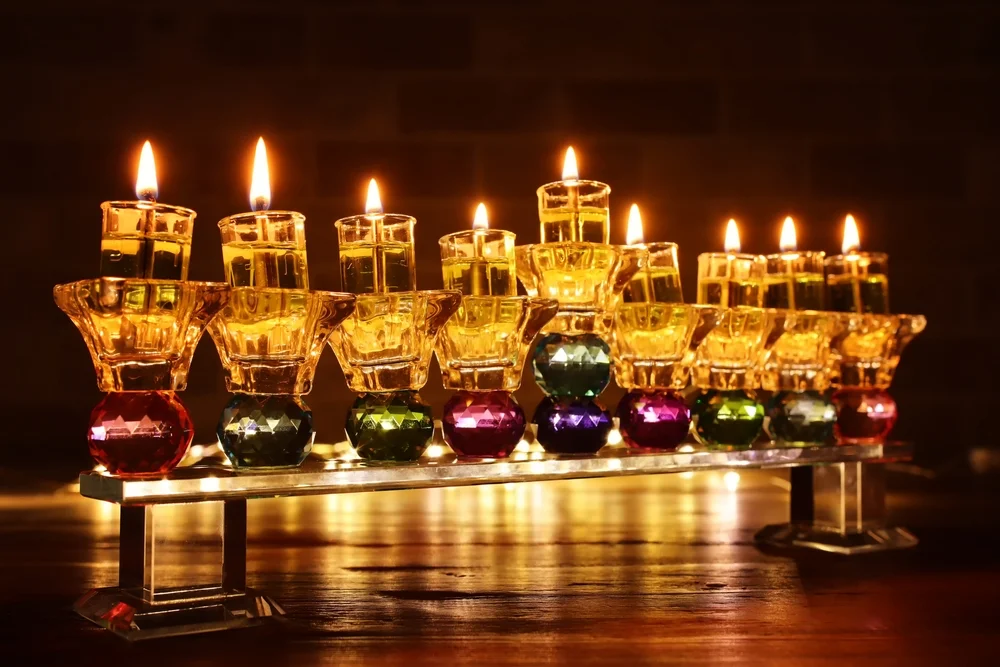 מה מדליקים קודם נרות חנוכה או הבדלה? הבדלה או נרות חנוכה