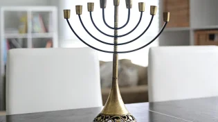 האם מותר לאכול לפני או אחרי הדלקת נרות חנוכה?