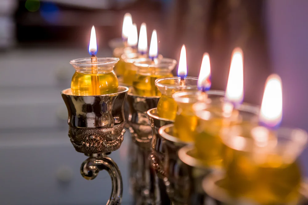 האם אישה יכולה להדליק נרות חנוכה? האם אישה חייבת בהדלקת נרות האם אישה יכולה להדליק נרות חנוכה? האם אישה חייבת בהדלקת נרות