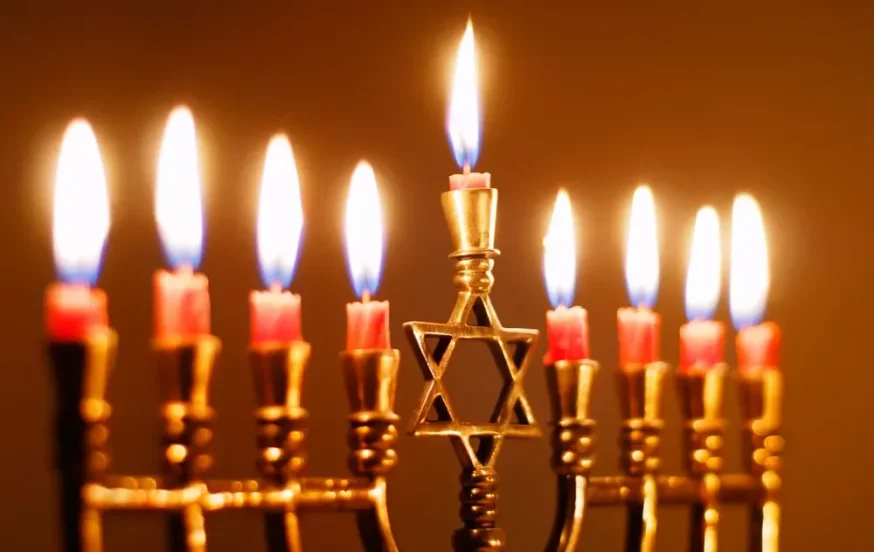 האם מותר להדליק נרות חנוכה אחרי חצות? הדלקת נרות אחרי חצות האם מותר להדליק נרות חנוכה אחרי חצות? הדלקת נרות אחרי חצות