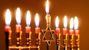 האם מותר להדליק נרות חנוכה אחרי חצות?