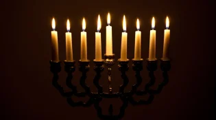 האם מדליקים נרות חנוכה ביום שישי?