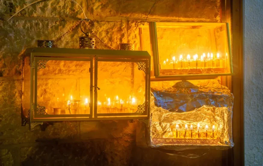 האם מותר להדליק נר חנוכה שכבה? האם מותר להדליק נר חנוכה שכבה?