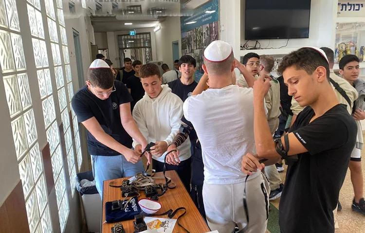 בושה! התלמיד הניח תפילין לחבריו ונזרק בביזיון מבית הספר בושה! התלמיד הניח תפילין לחבריו ונזרק בביזיון מבית הספר