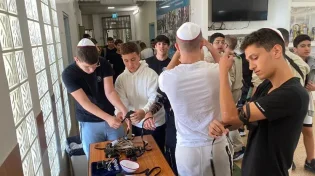 בושה! התלמיד הניח תפילין לחבריו ונזרק בביזיון מבית הספר