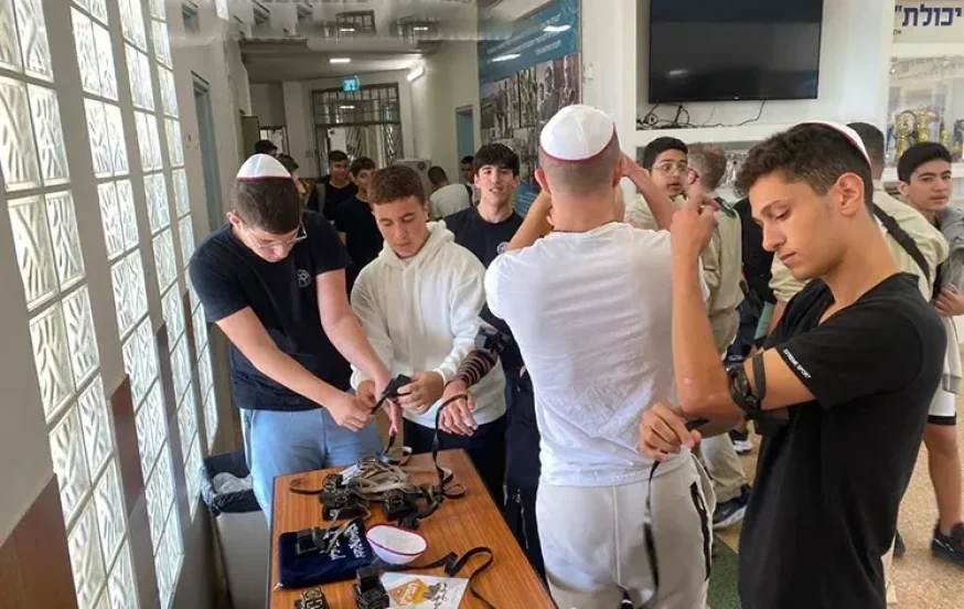 בושה! התלמיד הניח תפילין לחבריו ונזרק בביזיון מבית הספר בושה! התלמיד הניח תפילין לחבריו ונזרק בביזיון מבית הספר