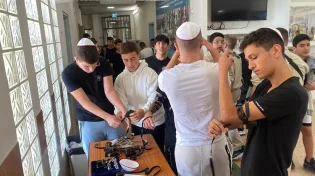 בושה! התלמיד הניח תפילין לחבריו ונזרק בביזיון מבית הספר