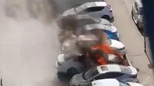 אשקלון: רכב עולה בלהבות בחניון עמוס - צפו: