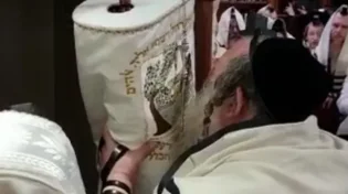 מרגש: היהודי עצר את התפילה והתחנן בפני אימא רחל