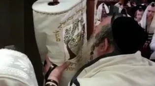 מרגש: היהודי עצר את התפילה והתחנן בפני אימא רחל