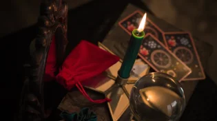 האם ניתן לדעת מה העתיד בעזרת קריאה בקלפים? והאם זה מותר?