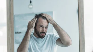סובלים מנשירת שיער: כך תפסיקו אותה