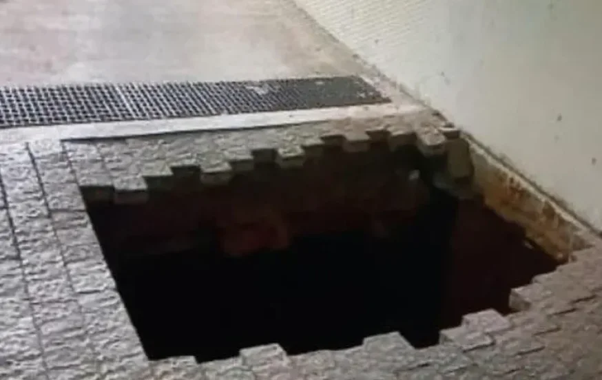 בולען נפער בחניית בניין בהוד השרון