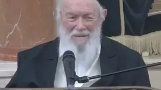 האם עדיף לקום לתפילת הנץ ולהעיר את האישה? כך ענה פוסק הדור