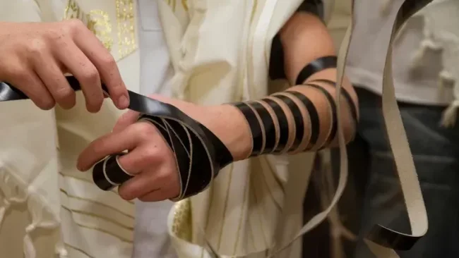 ’היי אחי, הנחת היום’? 7 מקורות מחז"ל בחשיבות מצוות התפילין!