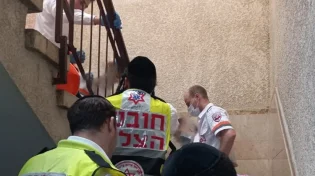 בני ברק: בת 85 נפצעה קשה לאחר שמעדה במדרגות הבניין 