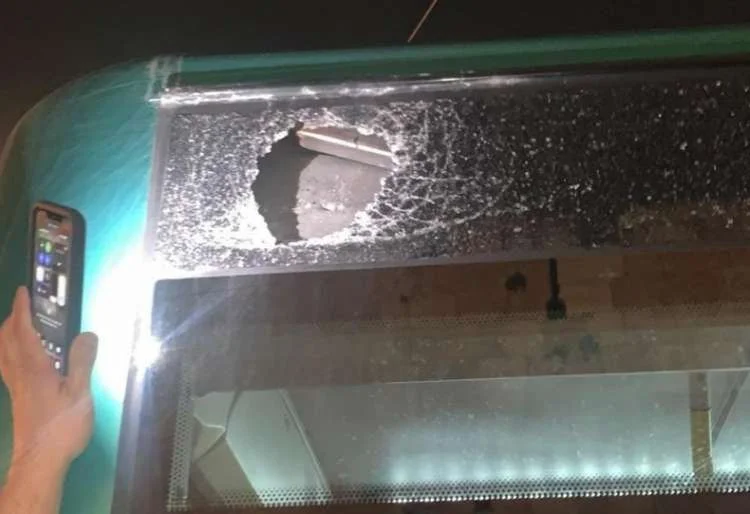 נערים פלסטיניים יידו אבנים על אוטובוס ונעצרו. כך זה נראה: