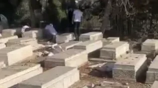 מזעזע: אלמונים פרצו ושברו מצבות בבית הקברות של הרבי מזוועיהל