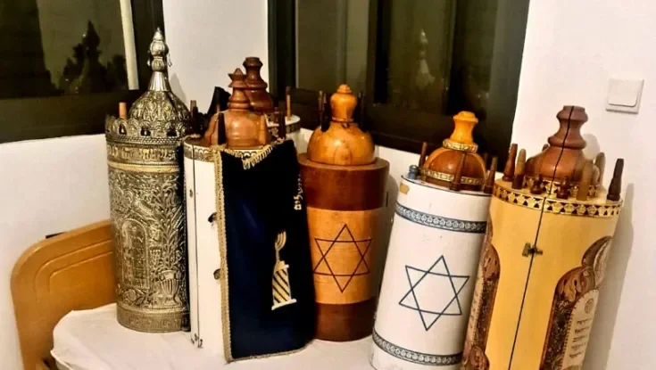 חוליה המואשמת בגניבת ספרי תורה יקרים נעצרה במרכז הארץ חוליה המואשמת בגניבת ספרי תורה יקרים נעצרה במרכז הארץ